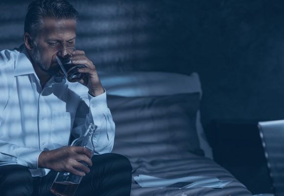 Entenda a relação do câncer e a bebida alcoólica.