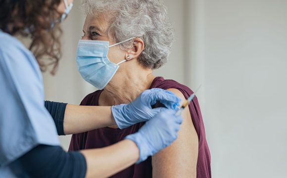 Quarta dose da Vacina de Covid-19, pacientes com Câncer podem tomar?